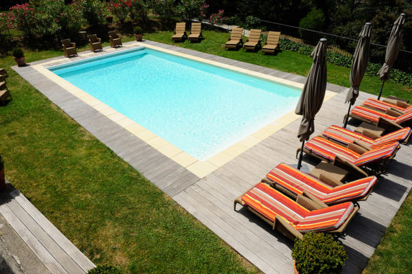 piscine-exterieure-hotel-ardeche