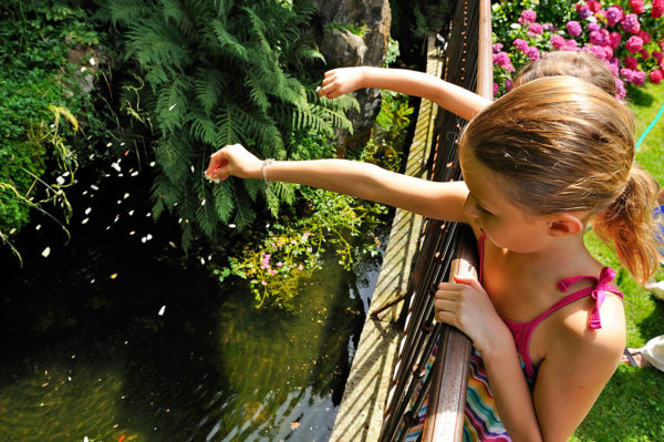 enfants-fontaine-chateau-hotel-ardeche