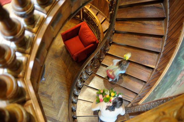escalier-hotellerie-chateau-clement-vals-ardeche-3