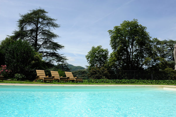 piscine-exterieure-transat-hotel-luxe-ardeche